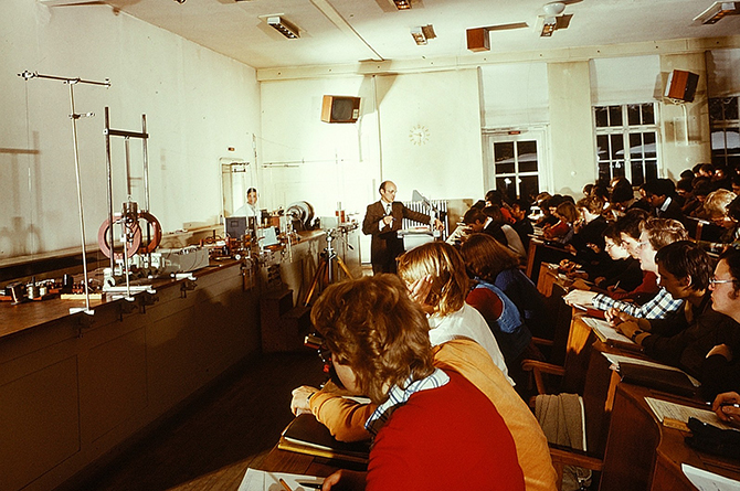 Ein Lehrsaal mit Student*innen der Bergakademie Freiberg 1982.